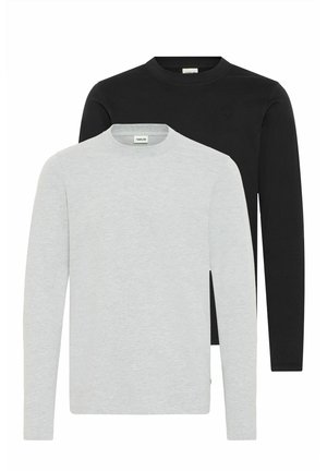 Twee langemouwen t-shirts: één lichtgrijs en één zwart. Gemaakt van glad katoen, met ronde halslijnen en een regular fit.