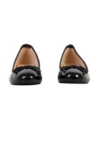 Paire de ballerines noires brillantes avec petits nœuds, vue de face sur fond blanc.