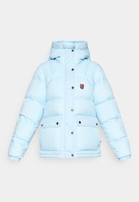 Lichtblauwe gewatteerde jas met een capuchon, voorzien van een ritssluiting aan de voorkant en drukknoopsluitingen, twee voorzakken en een logopatch op de borst.