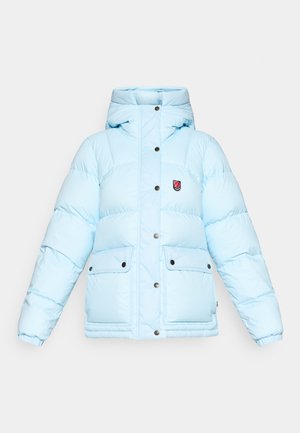 Svetlomodrá páperová bunda s kapucňou, s predným zipsom a patentkami, dvoma prednými vreckami a logom na hrudi.