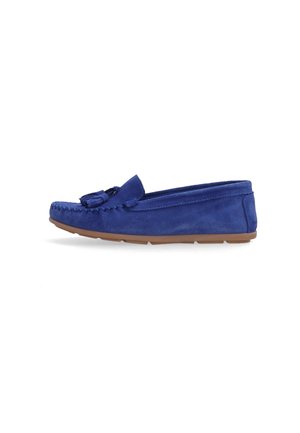 Blaue Wildleder-Mokassinschuhe mit flacher Gummisohle, runder Zehenform und dekorativem Schleifchen vorne. Glatte Textur, lässiges Design.