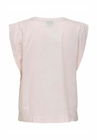 Jasnoróżowa bluzka z krótkim rękawem o luźnym kroju, z okrągłym dekoltem i miękkim, lekkim materiałem. Tył jest prosty, bez widocznych szwów.