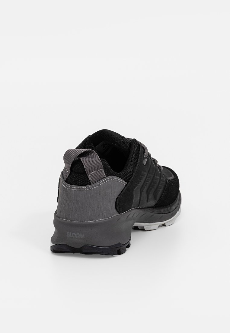 Czarne buty sportowe z szarymi akcentami, teksturowana górna część, wzmocnione pięty oraz gumowa podeszwa z wzorzystym bieżnikiem.
