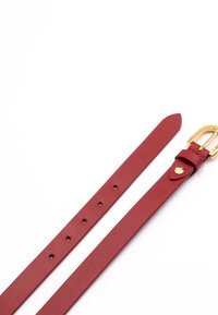Roter Leder Gürtel mit glatter Oberfläche, ausgestattet mit goldfarbenen Metallbeschlägen und mehreren Löchern zur Anpassung. Z tapered Ende für einfaches Durchfädeln.