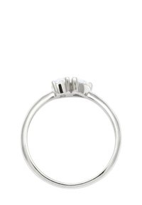 Zilveren metalen ring met een slanke band en twee heldere ovale edelstenen in zettingen. Gladde, gepolijste oppervlakte met een eenvoudig ontwerp.