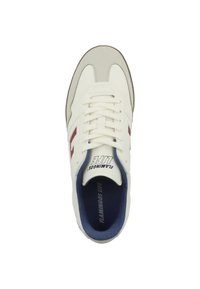 Sneaker bianca con accenti grigi e strisce borgogna, con una parte superiore texturizzata, punta rotonda e sistema di allacciatura. Fodera interna blu.