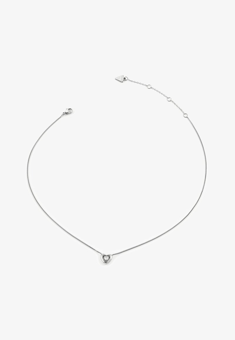 Collier délicat en chaîne argentée avec un petit pendentif en forme de cœur comprenant une pierre centrale claire et un fermoir réglable.