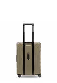 Beige Hartschalenkoffer mit verlängertem schwarzen Teleskopgriff und vier Rädern, aufrecht stehend vor einem weißen Hintergrund.