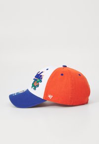 Bever caps med blå skygge, orange sidepaneler og hvit front med en brodert grønn alligator og multicolortekst.