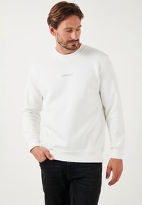REGULAR FIT - Sportska majica - ecru