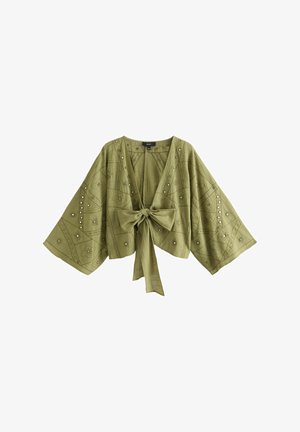 Bluzka w stylu kimono w oliwkowej zieleni z szerokimi rękawami, kwiatową haftą, srebrnymi ćwiekami i dużą kokardą z tyłu.