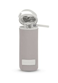 Porta-botellas insulated en tela gris con una textura suave, forma cilíndrica, tapa con cremallera y una etiqueta de logo blanca. Incluye una correa para llevar.