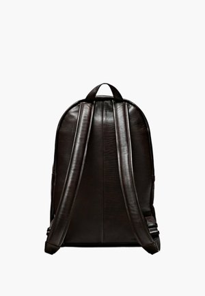 Dunkelbrauner Leder-Rucksack mit zwei gepolsterten Schultergurten und einem oberen Tragegriff vor einem einfarbigen weißen Hintergrund.