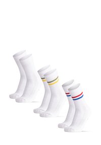 Calcetines deportivos blancos con textura acanalada. Un par presenta rayas amarillas, otro tiene rayas verdes y el último par muestra rayas rojas y azules.