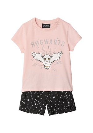 Rosa Kurzarmoberteil mit Eule, die einen Brief hält, und dem Schriftzug "HOGWARTS", kombiniert mit schwarzen Shorts mit Muster aus weißen Sternen und Mondsicheln.