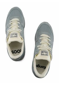Scarpe sportive grigie con una tomaia in mesh e suede. Presentano lacci color crema, un colletto imbottito, un logo sulla linguetta e una suola nera.