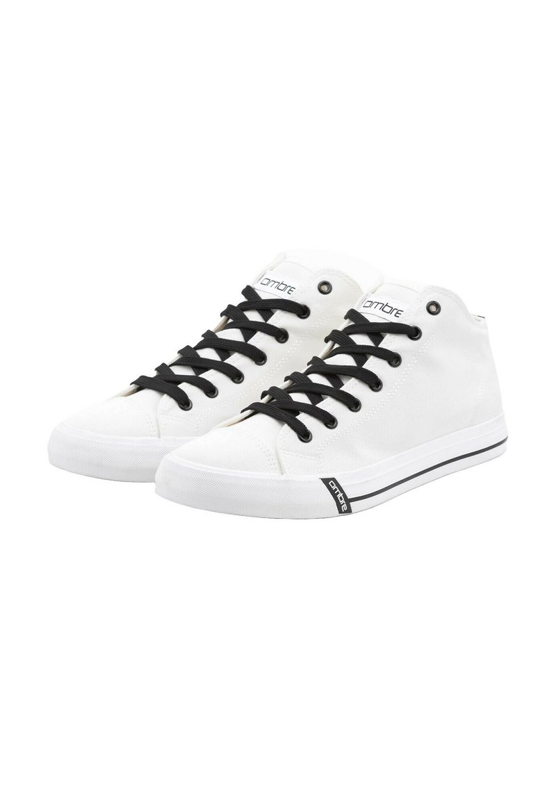 Sneakers alte in tela bianca con lacci neri, suole in gomma e un accento di striscia nera. Presentano il logo sulla linguetta e sugli occhielli.