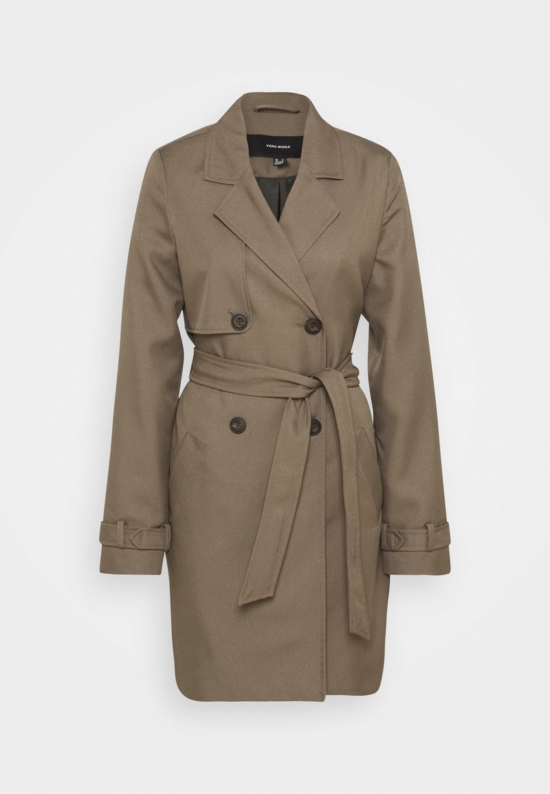 Trench-coat marron croisé avec larges revers, détails boutons, ceinture à la taille et bracelets de manches, présenté sur un fond uni.