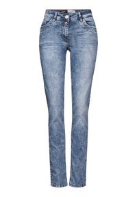 Jean en denim bleu clair avec une coupe slim, présentant deux poches avant, deux poches arrière, une fermeture à bouton et un léger effet délavé.