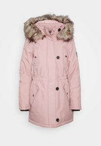 Rosa isolerad parka med fuskpälshuva, som har svarta knappar, två framfickor, dragsko i midjan och en slät yta.