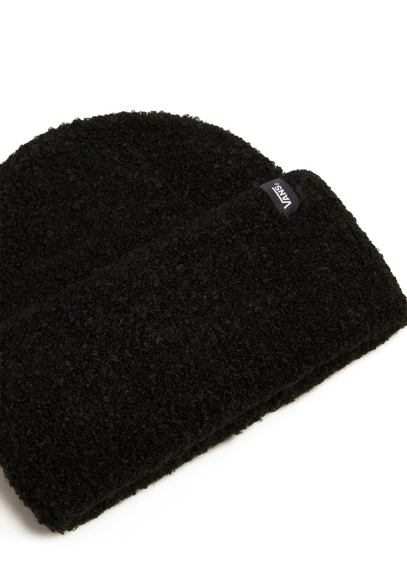 Schwarze, gestrickte Mütze aus weichem, strukturiertem Stoff. Verfügt über einen umgeschlagenen Bund und ein kleines Markenetikett an der Seite. Runde Form.