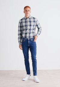 Tommy Jeans AUSTIN SLIM BRANDED - Slim fit -farkut - denim dark