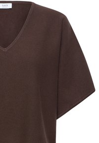 Haut en maille marron à manches courtes et col en V avec une étiquette indiquant "b.young The Collection" à l'intérieur du col.