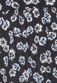 Svart tyg med ett blommigt mönster som har vita och blå blommor. Texturen är jämn och designen inkluderar samlade veck.