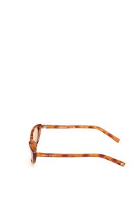 Ruske rjav tortoiseshell sončna očala s pravokotnimi lečami in elegantnimi rokavi. Imajo subtilen poudarek z zvezdo in blagovno znamko "Guess Jeans" na strani.