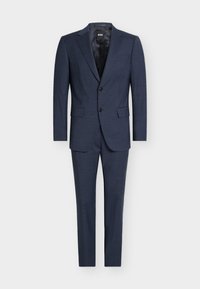 Costume deux pièces pour homme bleu marine avec un blazer à revers cranté présentant deux boutons noirs et un pantalon slim assorti.