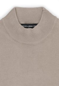 Beżowy sweter dzianinowy z prążkowanym, wysokim dekoltem. Wykonany z miękkiego materiału, z równomierną teksturą i metką wewnątrz.