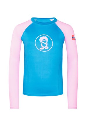 Blauer und pinker Rashguard mit langen Ärmeln, weißem Cartoon-Logo auf der Brust und einer kleinen norwegischen Flagge am rechten Ärmel.