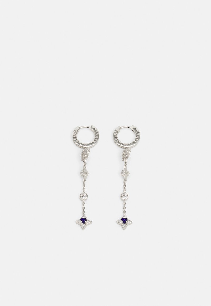 Boucles d'oreilles en argent en forme de créoles avec des chaînes pendantes, dotées d'accents en pierres claires et bleues foncées ainsi que de détails décoratifs en forme d'étoile.