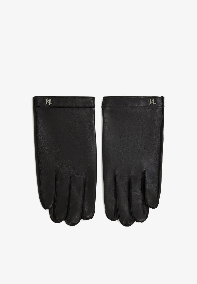 Μαύρα δερμάτινα γάντια με λεία υφή, τέσσερα δάχτυλα και διπλωμένο μανίκι. Διαθέτουν ένα μικρό μεταλλικό λογότυπο στον καρπό.