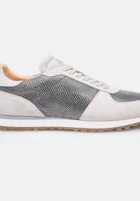 Grau und schwarze Sneakers aus Wildleder und Mesh, mit einem strukturierten Seitenpanel, weißer Zwischensohle und hellbrauner Laufsohle.