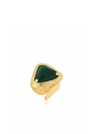 Bague en or avec une large bande texturée présentant une grande pierre précieuse triangulaire vert foncé dans un sertissage en or martelé.