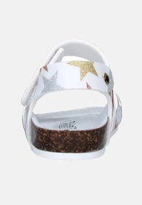 Sandali bianchi con motivi di stelle multicolori, cinturino regolabile e suola in sughero. Presentano una superficie liscia e un design con tacco rotondo.