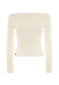 Cremfarbener, gerippter Strickpullover mit schulterfreiem Halsausschnitt und langen, eng anliegenden Ärmeln, versehen mit einem kleinen metallischen Markenlabel nahe dem Saum.