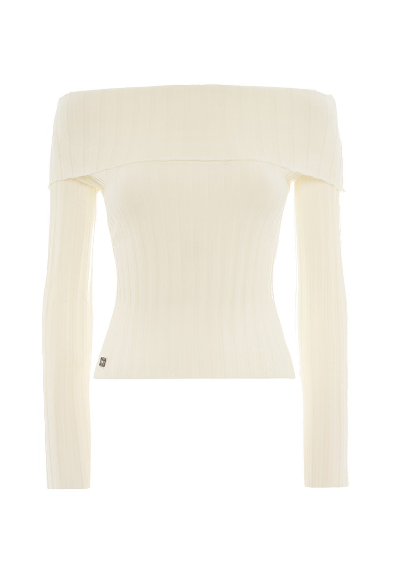 Cremfarbener, gerippter Strickpullover mit schulterfreiem Halsausschnitt und langen, eng anliegenden Ärmeln, versehen mit einem kleinen metallischen Markenlabel nahe dem Saum.