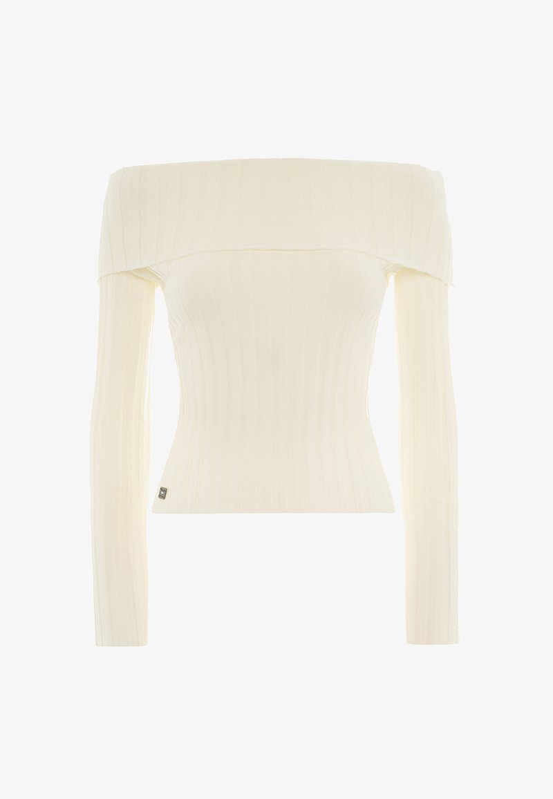 Cremfarbener, gerippter Strickpullover mit schulterfreiem Halsausschnitt und langen, eng anliegenden Ärmeln, versehen mit einem kleinen metallischen Markenlabel nahe dem Saum.