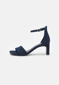 Nav blårfärgade mocka klacksandaler med öppen tå, korsremdesign och justerbar vristrem. Låg blockklack och slät yta.