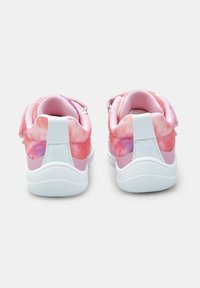 Sneakers rosa con una toma superiore in rete testurizzata, suole bianche e un design sfumato sul tallone. La vista posteriore mostra un collare imbottito.