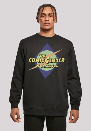 Sort sweatshirt med et farverigt grafisk design med teksten "THE COMIC CENTER OF PASADENA" i gult, sat i en diamantform mod en blå baggrund.