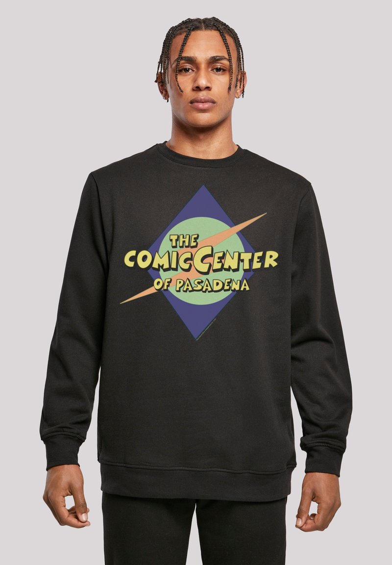 Melna sporta jaka ar krāsainu grafiku, uz kuras ir rakstīts "THE COMIC CENTER OF PASADENA" dzeltenā krāsā, novietots dimanta formā uz zilas fona.