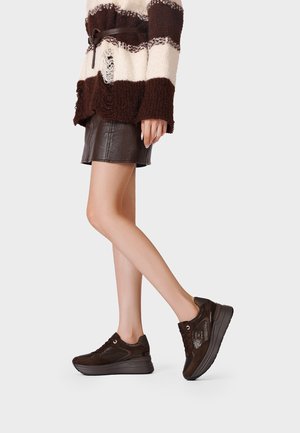 Queen Helena, X35-24 - Sneakers basse - marrone