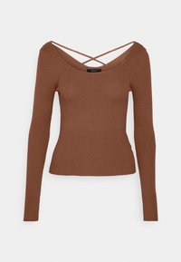 Långärmad, ribbad topp i en varm brun färg med en djup båtringning och korsade baksidor. Mjuk kvalitet med en figurnära silhuett.