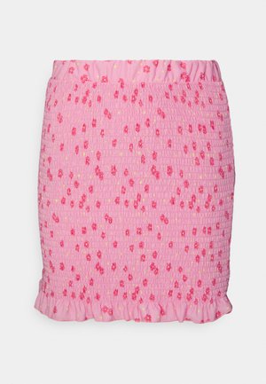 Saia mini rosa pregueada com estampa floral. Apresenta uma cintura elástica e uma barra com babados. O tecido tem um aspeto texturizado e franzido.