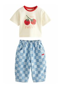 T-shirt à manches courtes crème avec col rouge et graphique de tomate ; short à carreaux bleus avec taille élastique et broderie de cerise sur la poche.