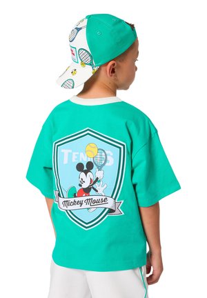 Türkisfarbenes T-Shirt mit kurzen Ärmeln und einem Motiv von Mickey Mouse beim Tennisspielen. Weiße Kappe mit Tennis-Muster und Snapback-Verschluss.