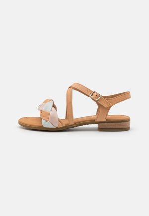 Sandalia plana en tono tostado con tira frontal trenzada en beige, rosa y naranja, tira en el tobillo con hebilla y tacón bajo apilado de madera.